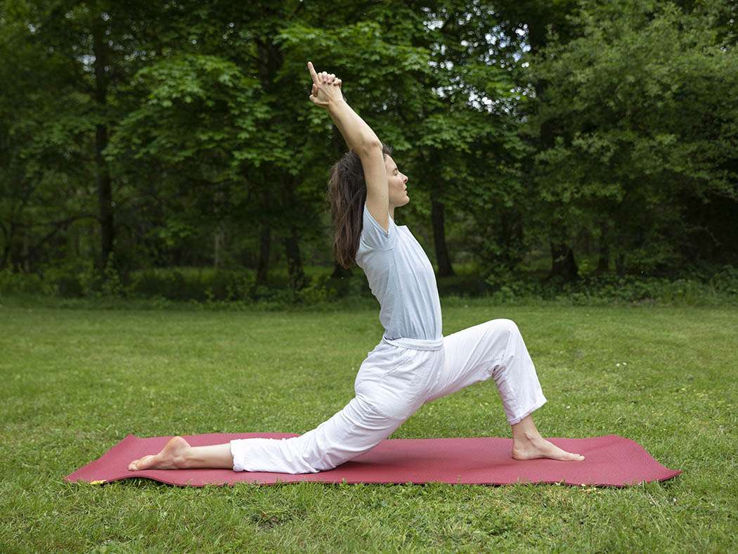 posture de yoga demi lune